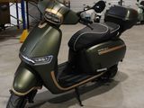 un scooter garé dans un garage