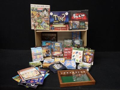de nombreux jeux de société exposés sur une étagère