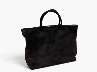 un sac fourre-tout en daim noir sur fond blanc