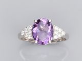 une bague en améthorate et diamants