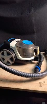 un aspirateur posé sur une table en bois