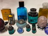 un grand nombre d'objets en verre posés sur une table