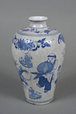 Chine, XXe siècle Deux vases en porcelaine bleu blanc, l'un …