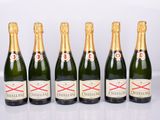 six bouteilles de champagne sont alignées