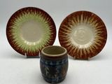 trois pièces de poterie posées sur une table l'une à côté de l'autre
