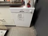 un petit lave-vaisselle blanc dans un coin de la cuisine