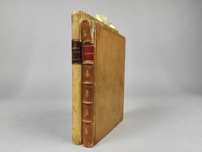 gros plan d'un livre sur une table à fond blanc