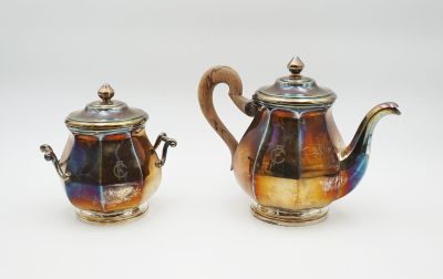 paire de théières anciennes en métal argenté sur fond blanc