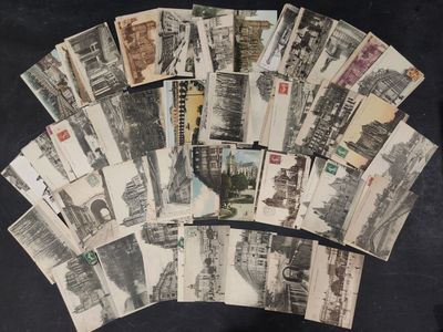 un grand nombre de cartes postales anciennes qui se trouvent sur la table