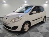 la photo d'une petite voiture blanche garée dans un garage