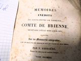 un vieux livre écrit posé sur une table