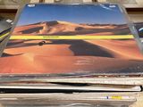 beaucoup de disques posés sur une table dans un magasin