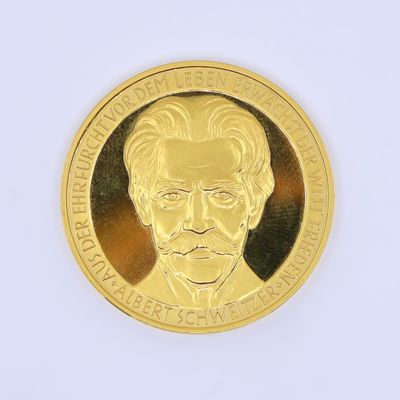 un gros plan d'une pièce d'or à l'effigie d'un homme