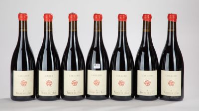 six bouteilles de vin rouge alignées