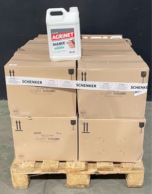 une pile de cartons posée sur une palette, surmontée d'un conteneur