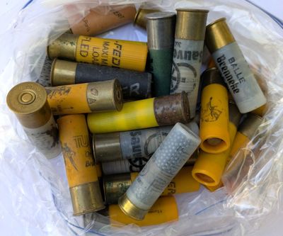 de nombreux types différents de cartouches de fusil de chasse dans un sac en plastique