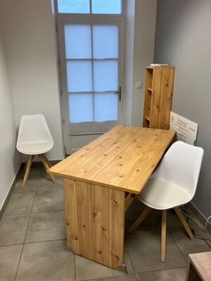 Lot comprenant : Bureau et étagère (H : 148 cm) en stratifié…