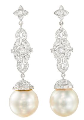 une paire de boucles d'oreilles en perles et diamants