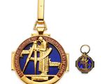 médaille plaquée or ornée d'une croix en émail bleu et d'une médaille en émail bleu