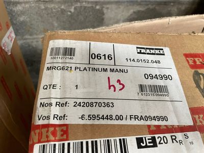 une boîte avec une étiquette de prix posée sur une table