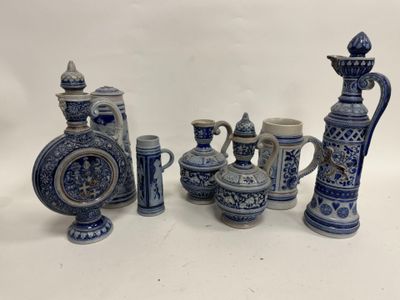 plusieurs pièces de poterie bleue et blanche posées sur une table blanche