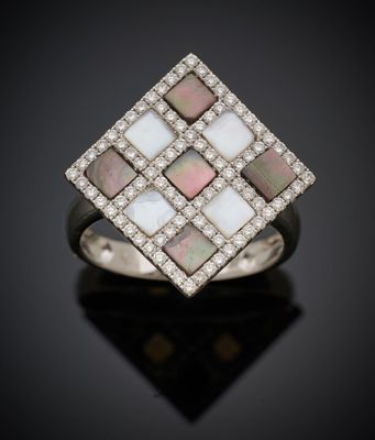 une bague en nacre blanche et rose, sertie de diamants
