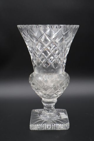Vase en cristal taillé Médicis. Éclat à un coin. H 28 cm