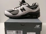 Les chaussures New Balance sont dans la boîte posée sur la table.