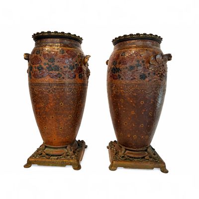 deux vases posés côte à côte sur une surface blanche
