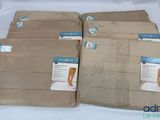 quatre paires de collants beiges sont posées sur une nappe blanche