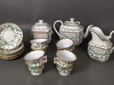 de nombreux types de tasses et soucoupes pour le thé et le café