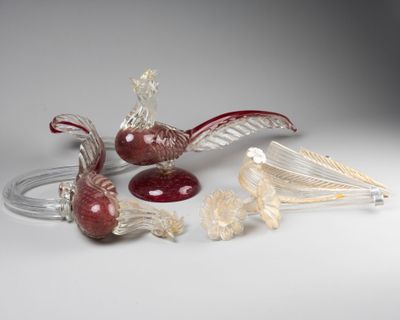 un ensemble de figurines en verre posées sur une table