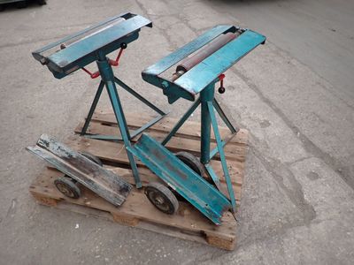 two tables that are sitting on top of a pallet