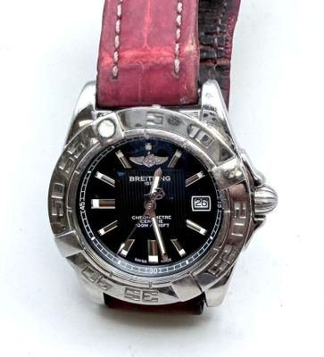 gros plan d'une montre-bracelet sur une surface blanche