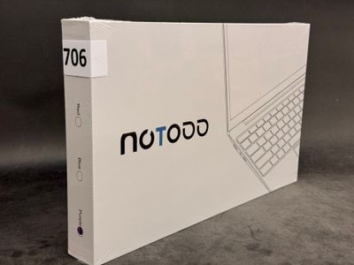 une boîte blanche sur laquelle est posé un clavier