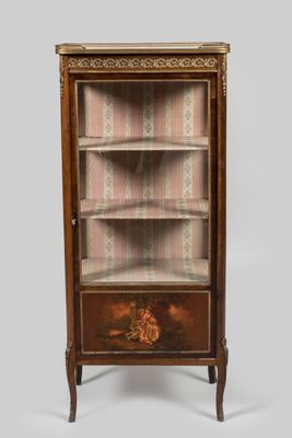 une vieille armoire en bois avec une porte vitrée et des tiroirs