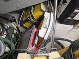 un tas d'appareils électriques en tout genre par terre
