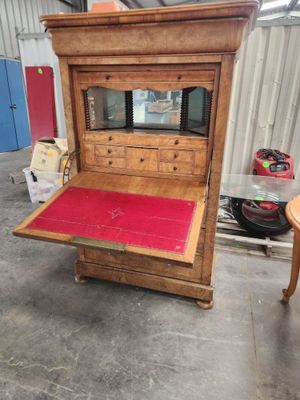 un lit en bois recouvert d'un couvre-lit rouge