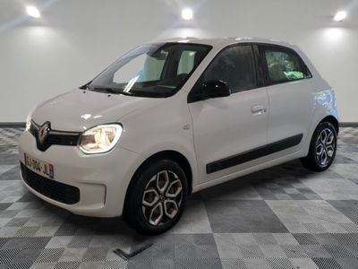 la photo d'une voiture blanche garée dans un garage
