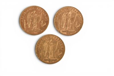 trois pennies britanniques sur fond blanc