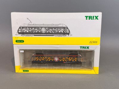 la boîte est ouverte pour montrer le train miniature dans son emballage