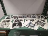 une table avec un tas de vieilles photos dessus