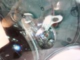 reflet d'une personne dans une vitre sur laquelle est représentée une horloge
