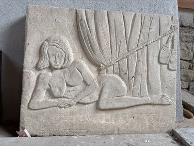 BAS-RELIEF en pierre taillée représentant une femme allongée…
