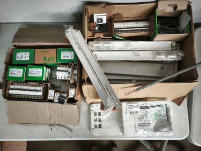 de nombreuses boîtes contenant du matériel électronique posées sur une table