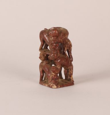 une image représentant une statue d'un homme et d'une femme