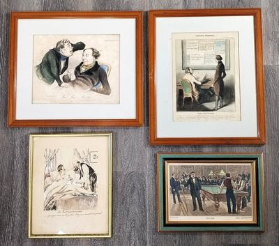 trois photos encadrées représentant un couple d'hommes et une femme assis sur un canapé