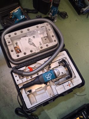 une mallette contenant des outils, posée sur une table