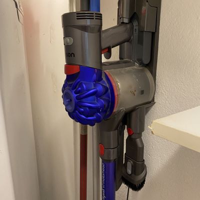 * L.J. CHALON DE THE : 1 balai aspirateur DYSON V7 Motorhead