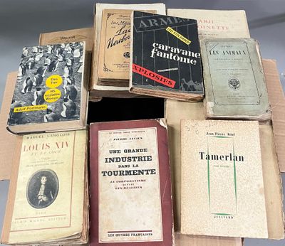 de nombreux livres posés sur une table
